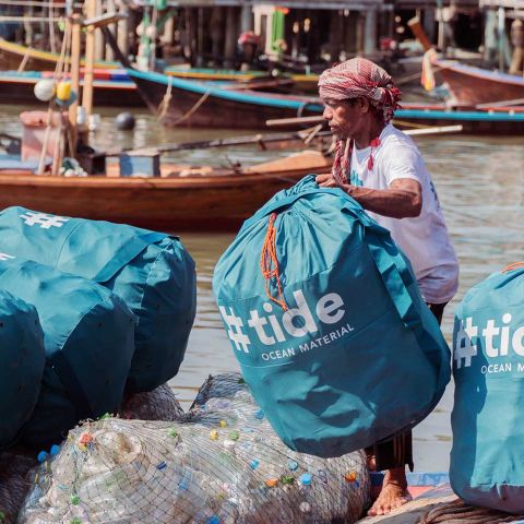 #tide_oceanmaterial_fisherman_loading_plastic_boat_8