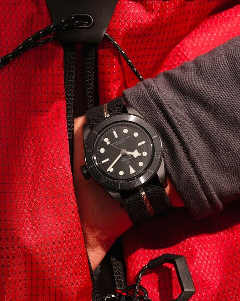 tudor-black-bay-ceramic-uhr-m79210cnu-0001-mood-juwelierlauferminden