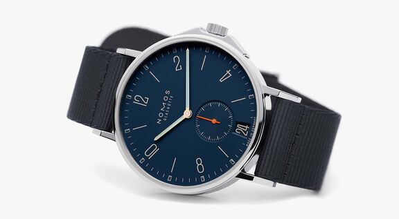 nomos-glashuette-553-ahoi-atlantik-datum-uhr-juwelierlauferminden-mobil
