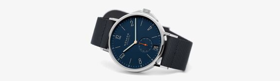 nomos-glashuette-553-ahoi-atlantik-datum-uhr-juwelierlauferminden